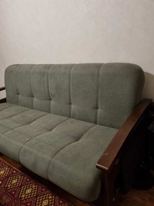 Диван темно цвета