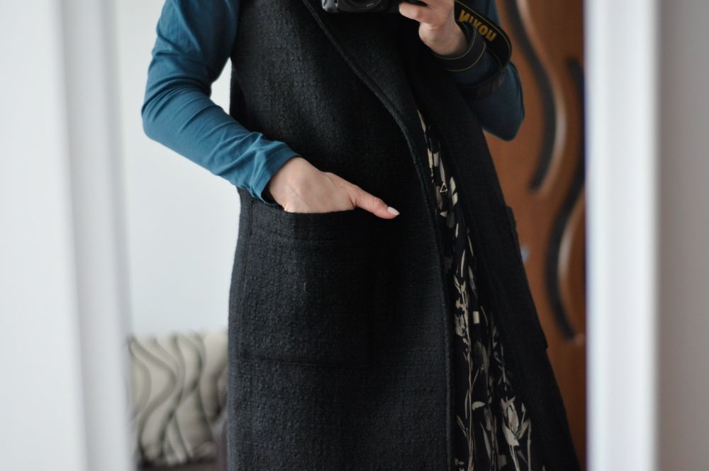 Vesta din lâna Obsidian, Komoda Design, neagra, 100% lână