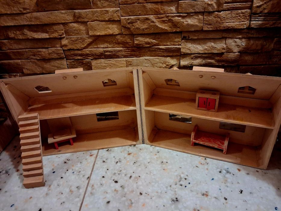 Casuta din lemn pentru păpuși