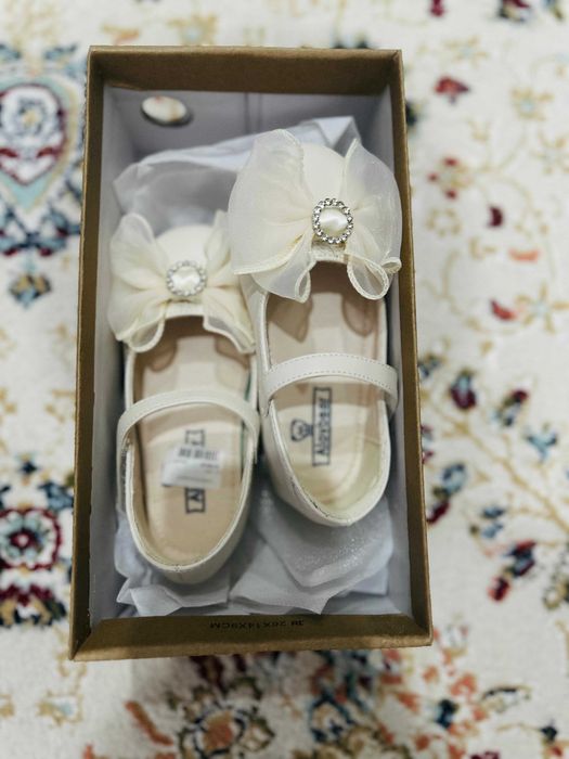 Продам новые туфли для девочки (25 размер)