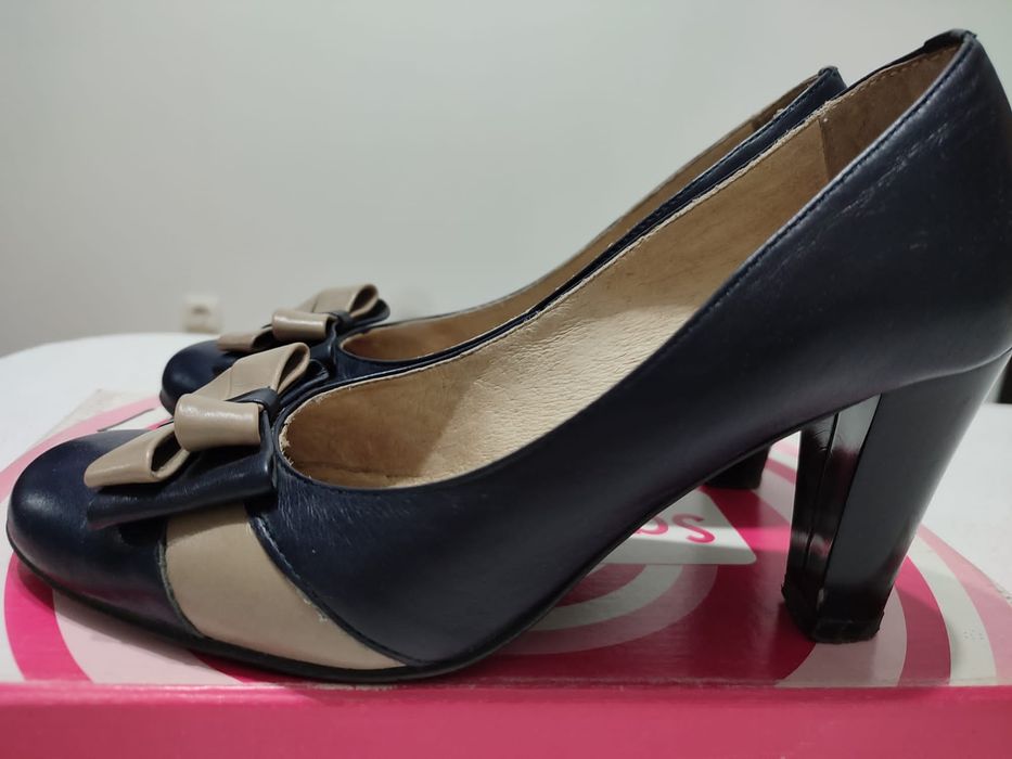 Pantofi diverse modele și culori