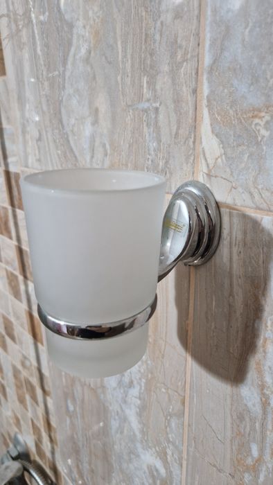 Душ и смесител за баня + дръжки за кърпа и чаша