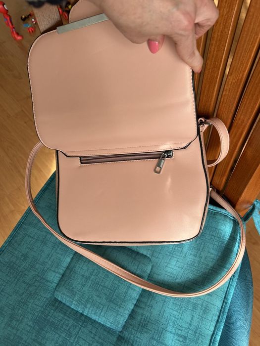 Дамска кожена чанта за рамо розова с дълга дръжка