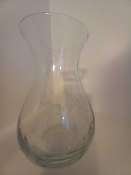 Голяма прозразчна с леки фигурки стъклена ваза - 20 лв.