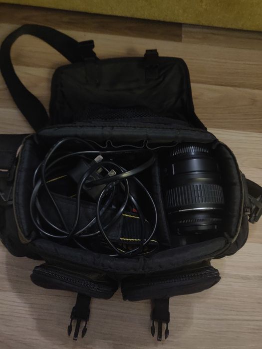 Vând urgent Nikon D40 + obiective