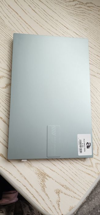 Asus vivobook  1 oy ishlatilgan holati yangi zõr