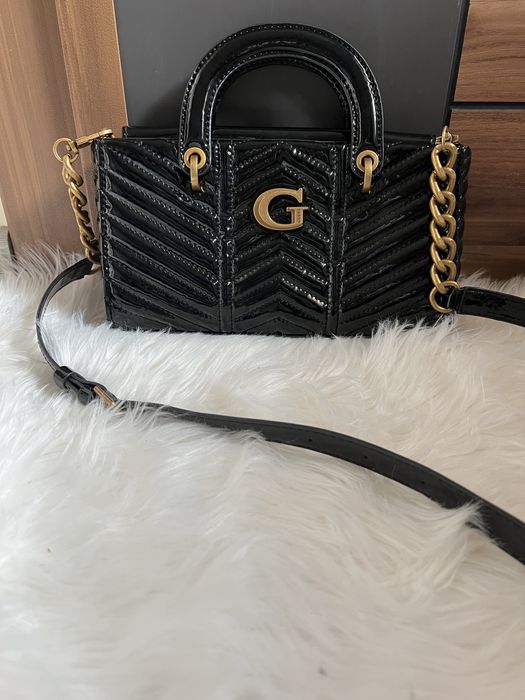 Лачена чанта guess