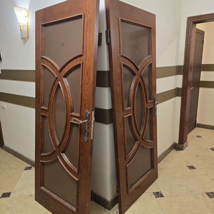 Двери межкомнатные из дерева