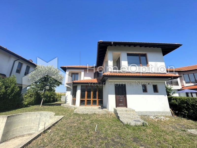 Продава: Вила с Басейн близо до Морето