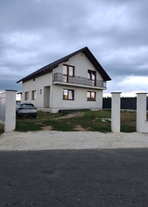 Casa  si jumatate de hectar de pamant in  dumbraveni judetul suceava