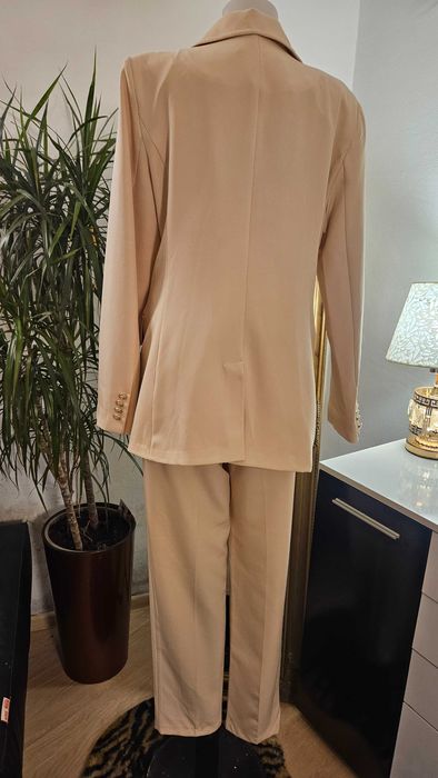 Костюм в Бежово Hot fashion