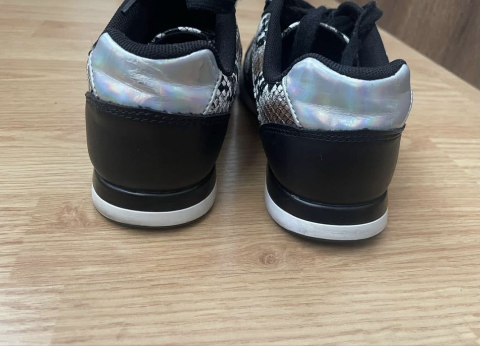 Adidași originali GUESS marimea 37