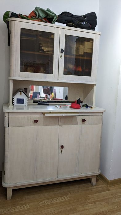 Винтажный посудный шкаф