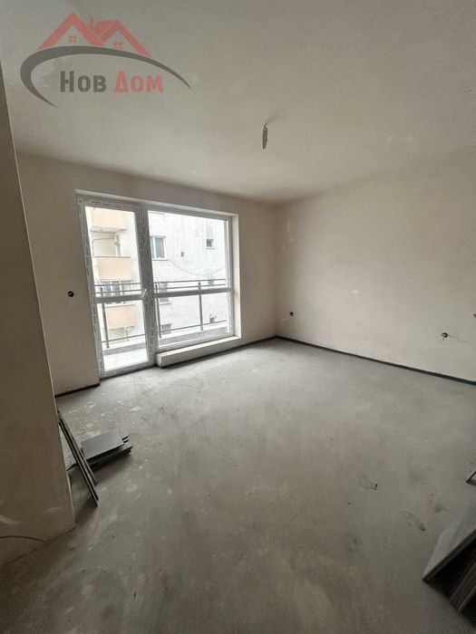 Тристаен до магазин Практикер