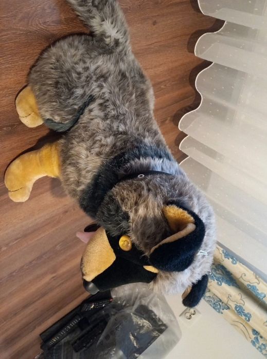 Caine mare de plus 60x78x35 cm cu baterii in stare perfecta ca nou