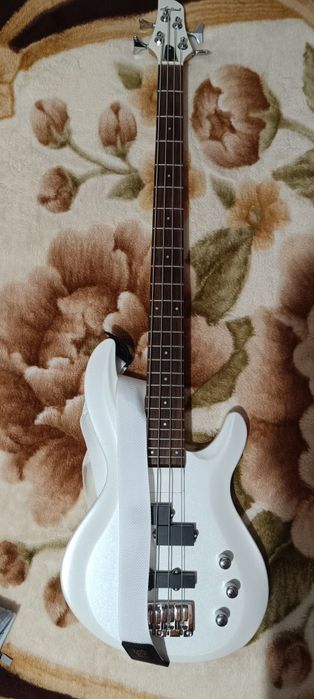 Бас гитара 4 струнная