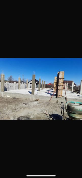 Case la rosu , interioare