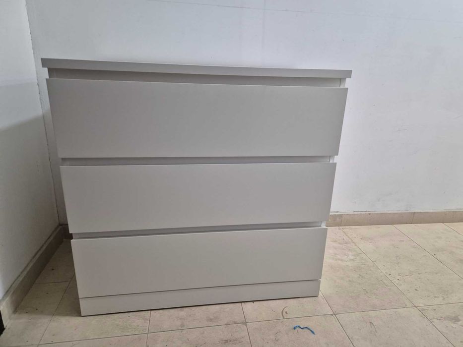 Скрин IKEA MALM с 3 чекмеджета в бял цвят и изчистен скандинавски дизайн.