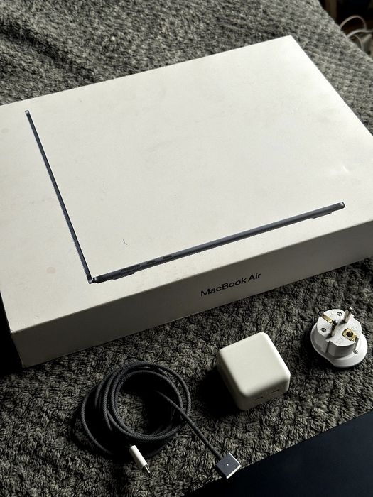 Продам MacBook Air 15" M2 (8/256 ГБ) Midnight