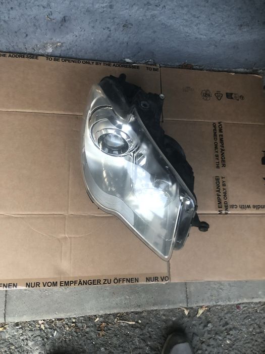 Far dreapta  VW Touran 2007-2010 Bi-Xenon