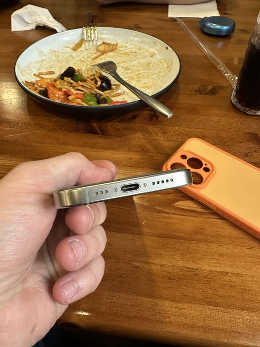 Продам или обмен Iphone 15 pro 256