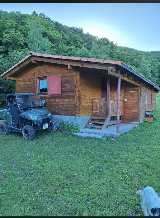 Vând cabană de lemn în zonă liniștită