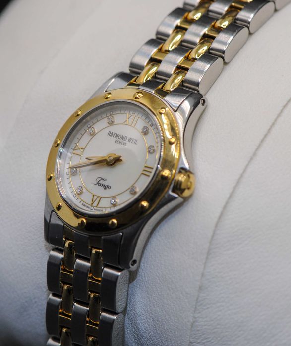 Швейцарски дамски часовник с диаманти - Raymond Weil Tango 5790