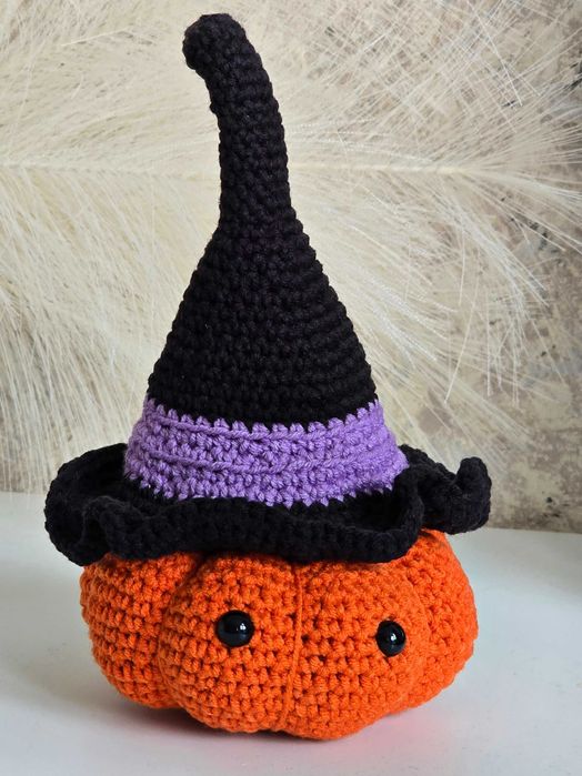 Ръчно плетена тиквичка с вещерска шапчица за Хелоуин – есенен вайб