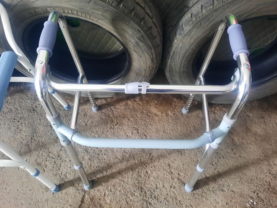 Кресло-туалет и ходули для инвалидов