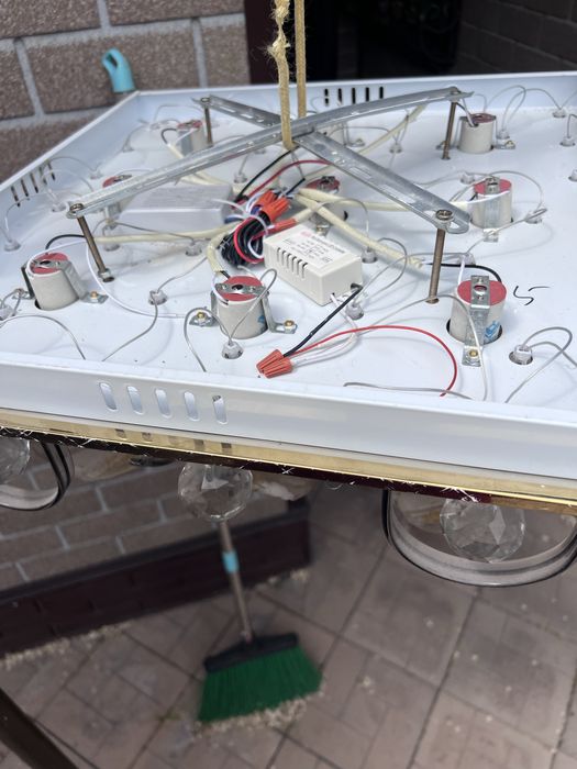 Продам люстру в отличном состоянии