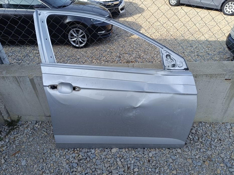 Предна дясна врата+ ляв калник за Поло 2021 год.