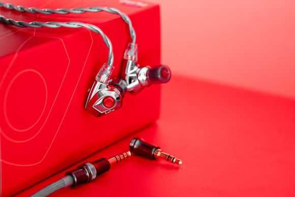 DUNU TITAN S2 — IEM с мощным драйвером и детальным звучанием