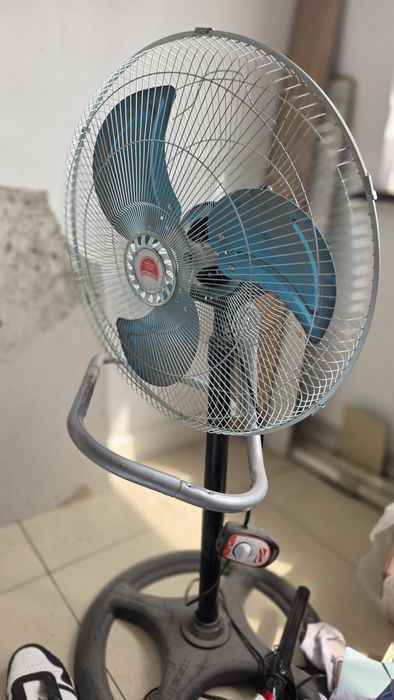 Продам стол и диван для кафе