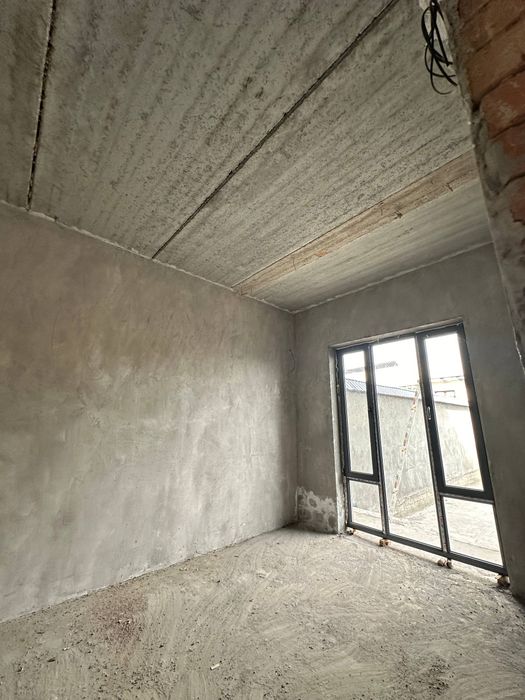 Участка сотилади, каробка ҳолатда. 4 та хона, 2 сотих. Нархи — 125 000