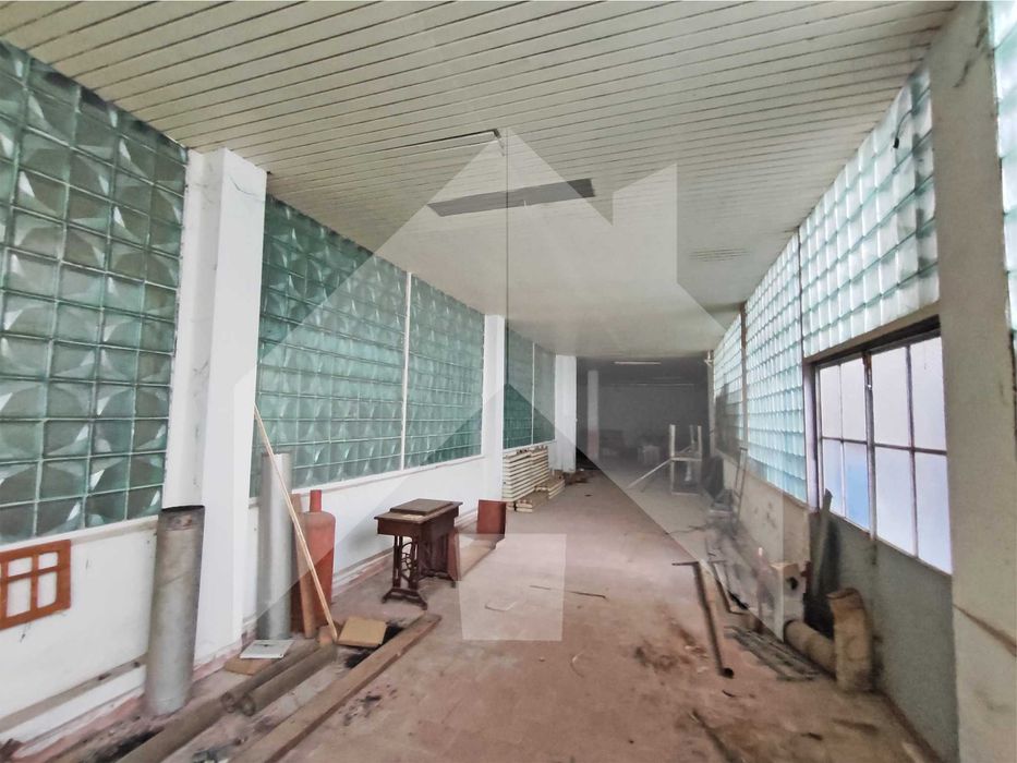 Продава ПРОИЗВОДСТВЕНО складова БАЗА - завод 4,5 ДКА в гр. Нови пазар.