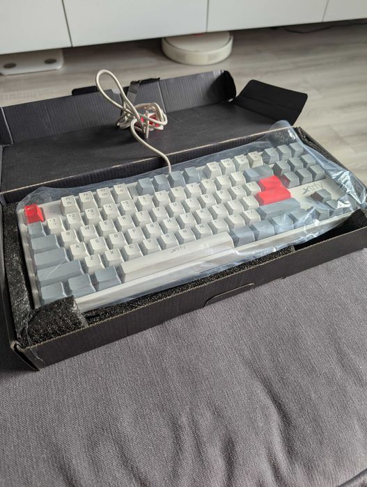 Mouse gaming Xtrfy M4 RGB Retro si Tastatura mecanica gaming Xtrfy K4 Tkl RGB Retro