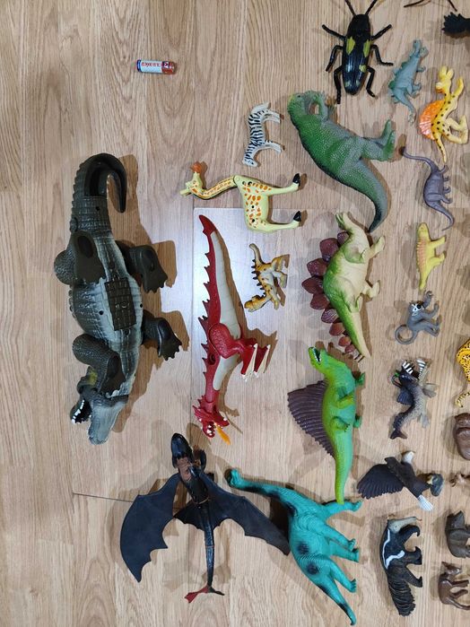 Животные и насекомые. Игрушки резина и пластмасс.