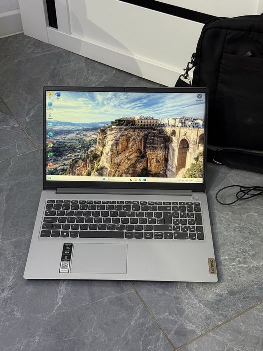 Офисный ноутбук Lenovo 8/256