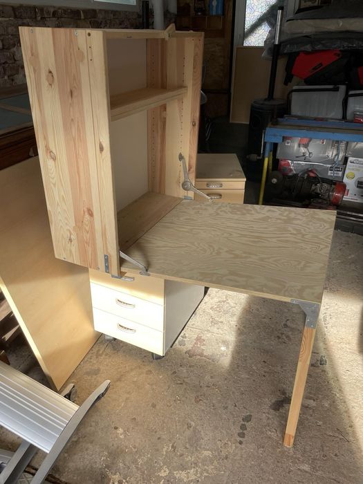 Шкаф със сгъваема маса