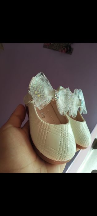 Sandale superbe cu fundiţe