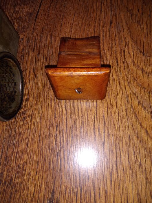 Стара ръчна машинка за мелене на ядки "Б.Т."