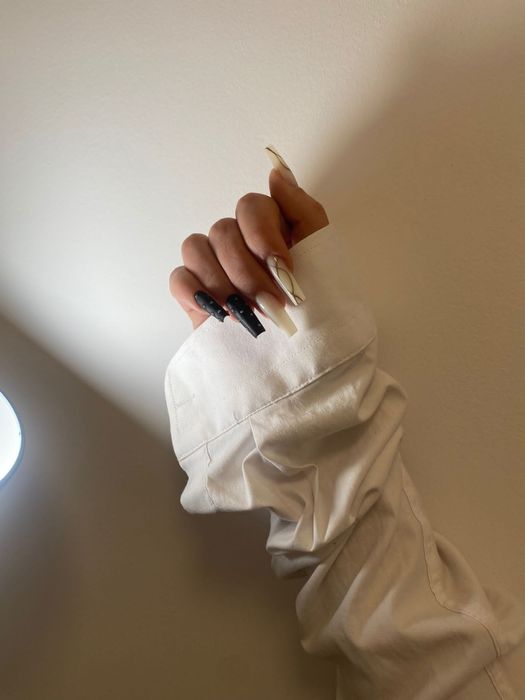 Servicii Manichiura cat si pedichiura estetica