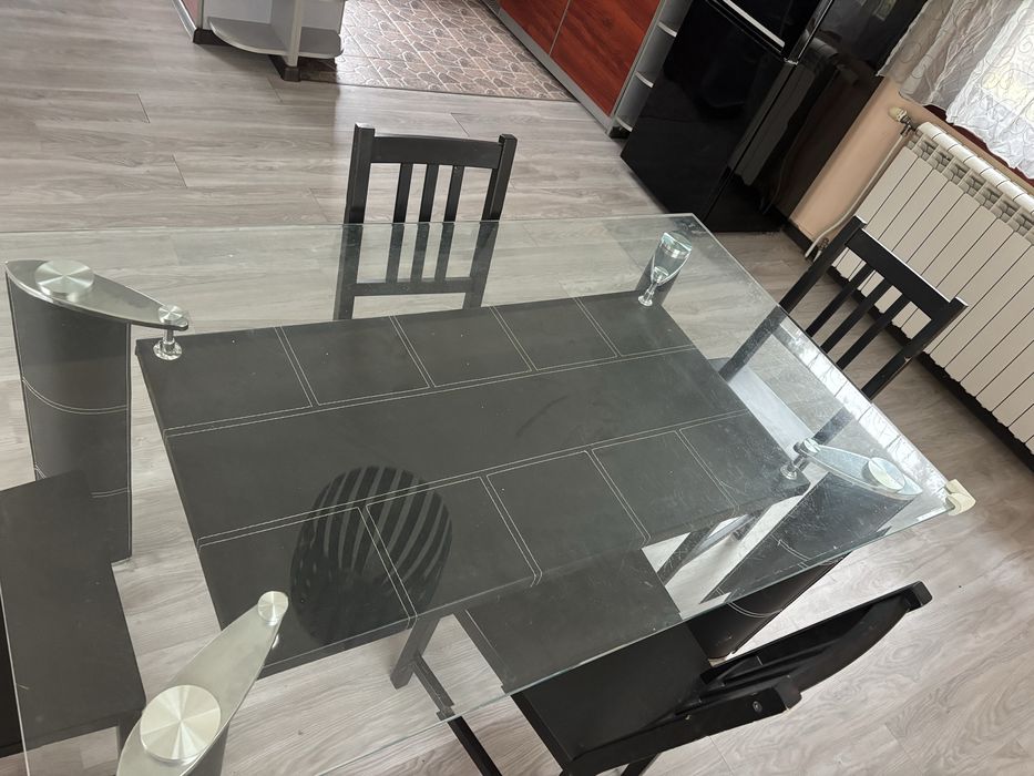 Голяма стъклена маса с четири стола