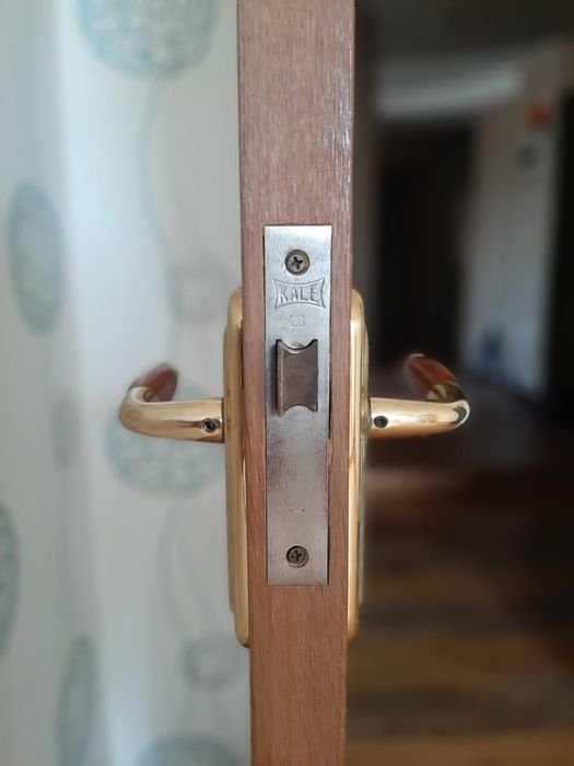 продам межкомнатную дверь