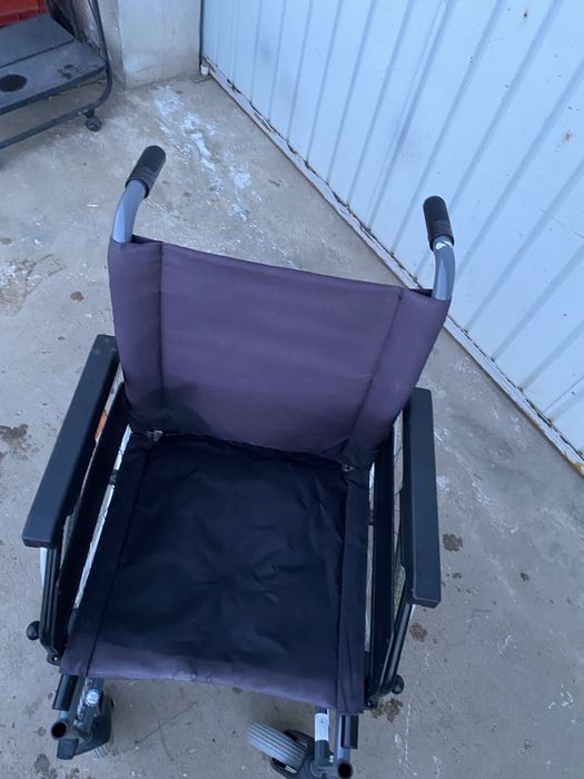 Carucior , scaun cu rotile persoane dizabilitati