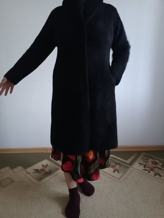 Продам пальто чёрное с воротником