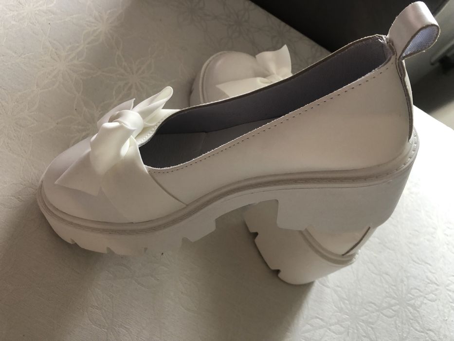 Дамски бели обувки