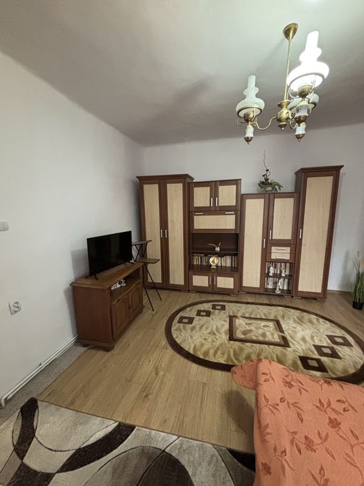 Casa in chirie dormitor + bucatarie