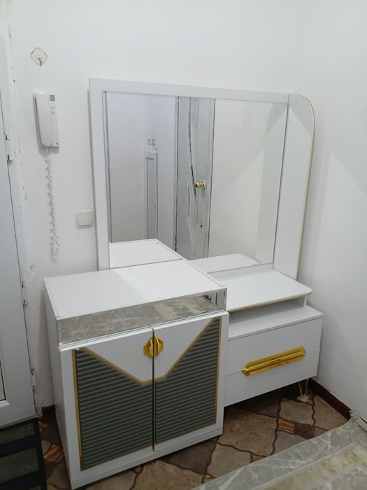 Спальный мебель шкаф комод.