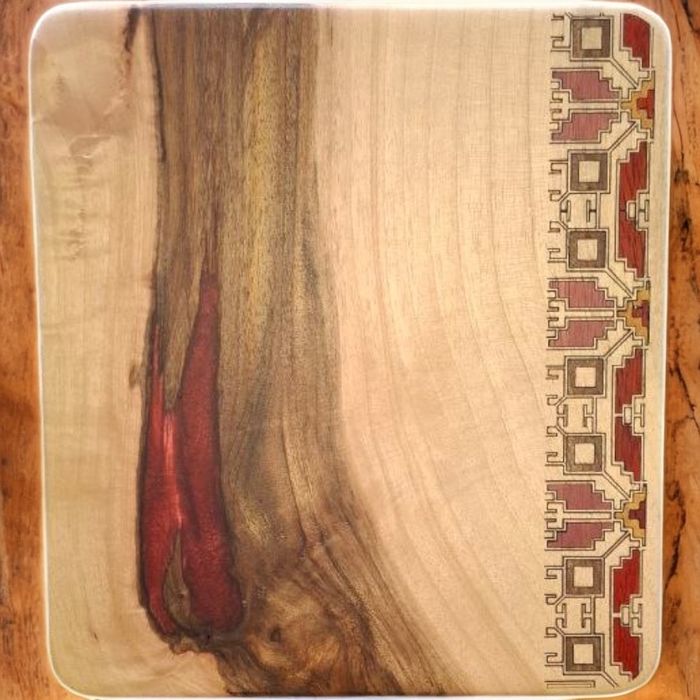 Дървени дъски за сервиране и рязане – инкрустация, смола, гравюра.
